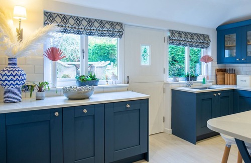 Longborough Cottage | Fairview Cottage, Longborough - sleeps 8 guests in 4 bedrooms