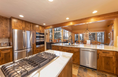 The Highlands House | Fairview Lodge: Private Home on Golf Course, Hot Tub, Pool Table, Dogs OK!