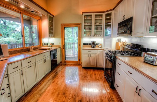 Mountain Air House | Fairway Mountain Villa | Gated Villa with Balcony, Mountain Views and Hot Tub