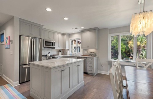 West Beach Village Villa | Fairway Oaks, Lagoon Views, Short 5-7 min. Stroll to Beach, Long stay discount