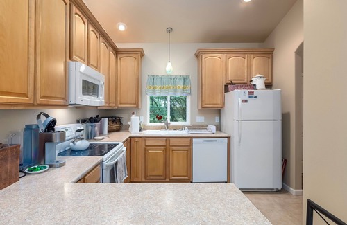Packwood House | Fairway Paradise | Hot Tub, AC, BBQ