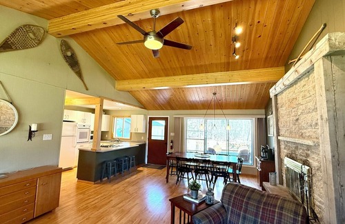 Falcon Lake Cabin | "Fairway to Heaven' – Walk to Golf, Beach, Lake, Bar & More!