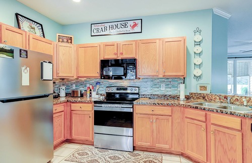 Red Hill Condo | Fairway-view condo with screened porch, AC, W/D, pool, hot tub, & tennis