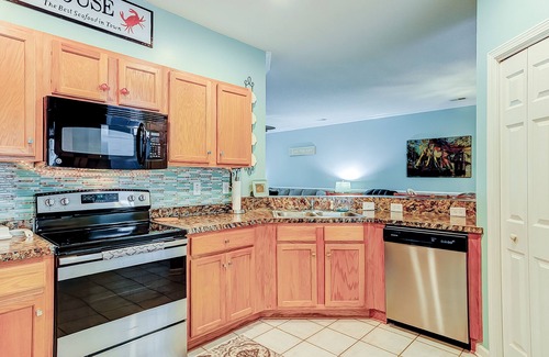 Red Hill Condo | Fairway-view condo with screened porch, AC, W/D, pool, hot tub, & tennis