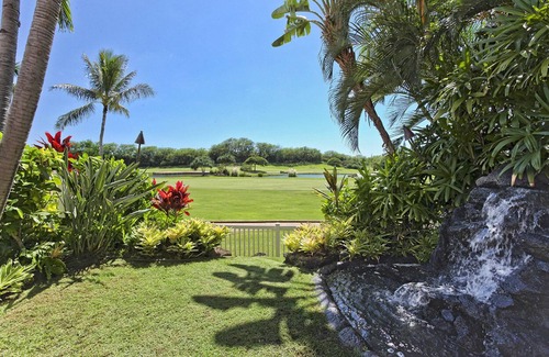 Kapolei Condo | Fairways at Ko Olina 22H: Golf Course Elegance, Lush Backyard