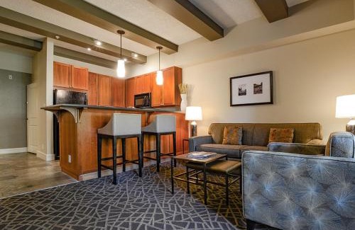 Bear Mountain Resort Hotel | Fairways Hotel on the Mountain