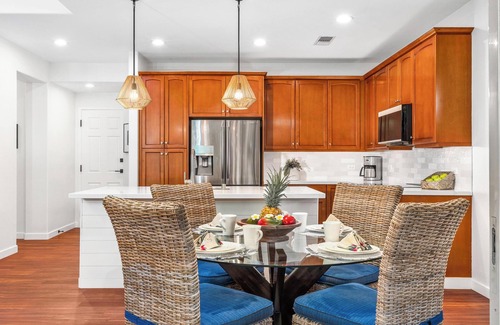 Kamuela House | *Fairways Mauna Lani #1606 - Luxurious 2-Bedroom Retreat: 2 King beds, Remodele