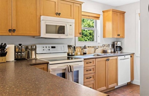 Regional District of Nanaimo Cottage | Fairwinds Cottage - Vancouver Island Getaway