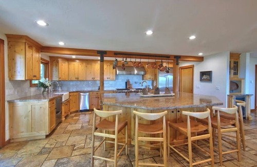 Carlton House | Fairytale escape in the heart of wine country with HOT TUB & TENNIS COURT n