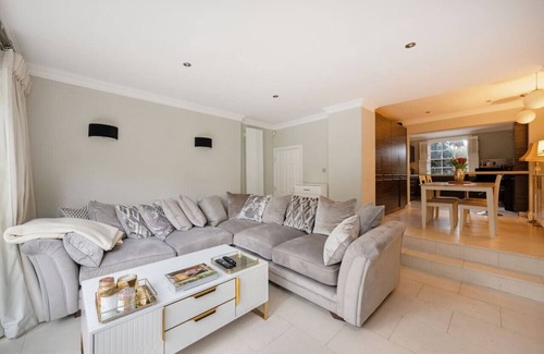 Churchill House | Fairytale Garden House - Next to Victoria Station and Pet Friendly