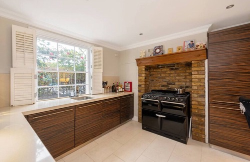 Churchill House | Fairytale Garden House - Next to Victoria Station and Pet Friendly