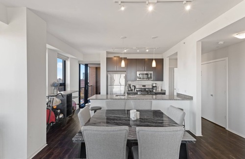Evanston Apartment | "Faith of Evanston" 180°view, 2BDR +2Bath Urban luxury