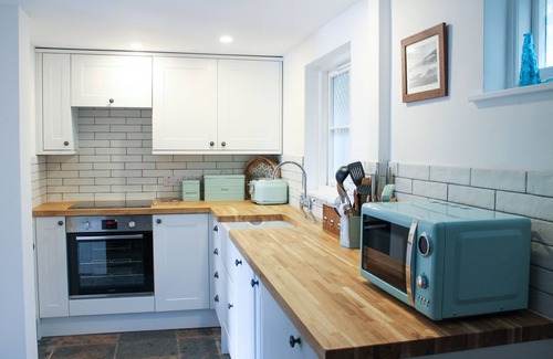 Truro Cottage | Fal River Cottage - sleeps 3 guests in 2 bedrooms