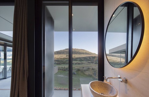 Kawarau Falls House | Falconridge - Architectural dream home on Jacks Point golf course