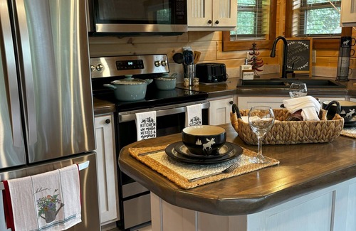 Tennga Cabin | Falcons Nest cabin with AC and WiFi in enchanting Calhoun TN