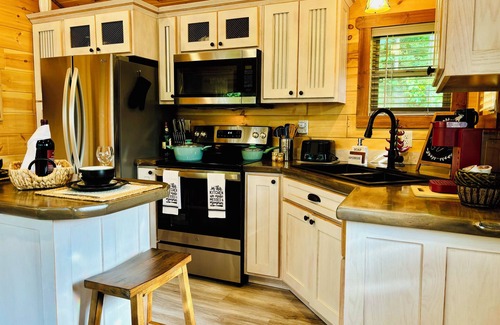 Tennga Cabin | Falcons Nest cabin with AC and WiFi in enchanting Calhoun TN