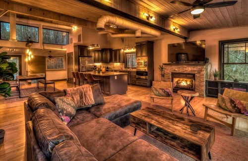 Epworth Cabin | Falcons Nest- Pet Friendly | River Front Home | Outdoor Fire Pit | Fightingtown Creek