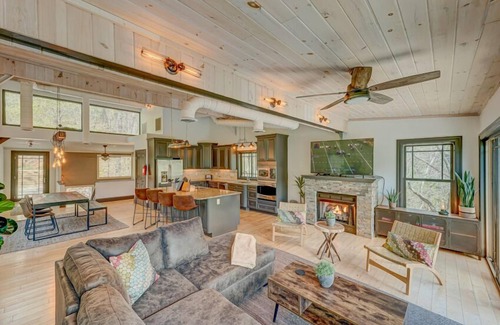 Epworth Cabin | Falcons Nest- Pet Friendly | River Front Home | Outdoor Fire Pit | Fightingtown Creek
