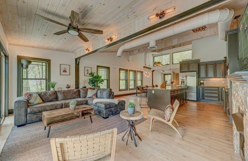 Epworth Cabin | Falcons Nest- Pet Friendly | River Front Home | Outdoor Fire Pit | Fightingtown Creek