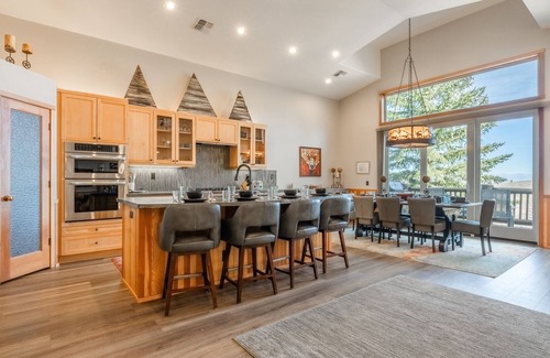 Mammoth Lakes House | Fall Availability! Fantastic Mountain Townhome with Shared Hot Tub, Pool Table a