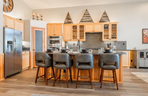 Mammoth Lakes House | Fall Availability! Fantastic Mountain Townhome with Shared Hot Tub, Pool Table a