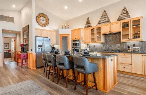 Mammoth Lakes House | Fall Availability! Fantastic Mountain Townhome with Shared Hot Tub, Pool Table a