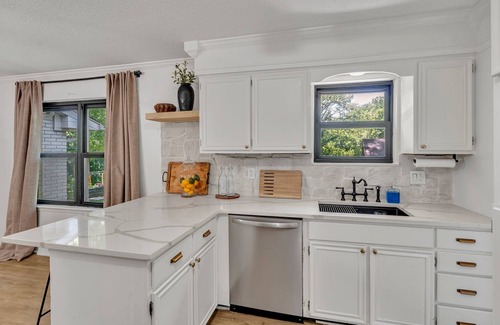 Inglefield House | Fall Bliss: Charming 3BR Home with Sauna & Hot Tub