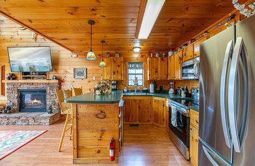 Sevierville Cabin | Fall color/Romantic 2BR Sevierville Escape w/Fire Pit & BBQ