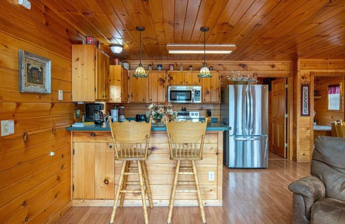 Sevierville Cabin | Fall color/Romantic 2BR Sevierville Escape w/Fire Pit & BBQ