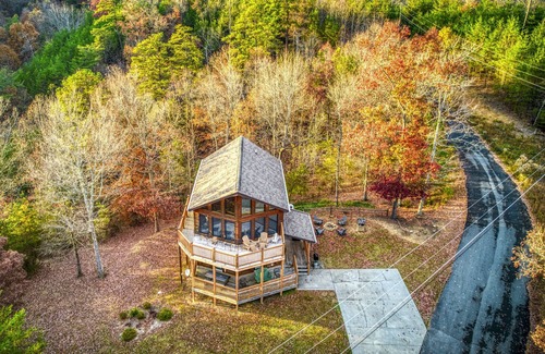 Sevierville Cabin | Fall color/Romantic 2BR Sevierville Escape w/Fire Pit & BBQ
