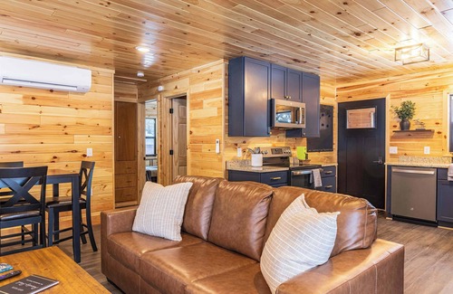 Paradise Cabin | Fall Colors & Cozy Nights on Lake Superior