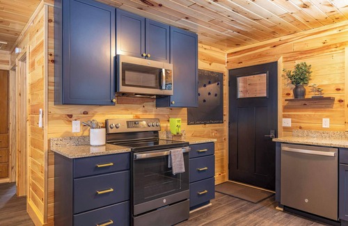 Paradise Cabin | Fall Colors & Cozy Nights on Lake Superior