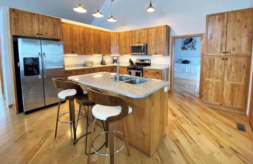 St Ignace Cabin | Fall Colors Getaway | Walk to Downtown & Ferry