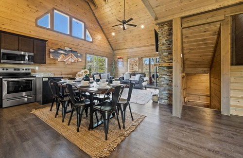 Sevierville Cabin | Fall Colors Outside Pool, Tub, Games & Dogs OK