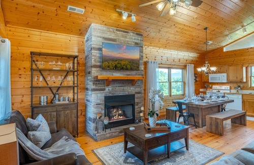 Sevierville Cabin | Fall DEAL! Hillside Mountain Views & Hot Tub!