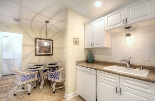 Demere Park Condo | FALL DEALS! GROUND FLOOR-CLOSE TO BEACH VILLAGE PIER RESTAURANTS. DOG FRIENDLY!