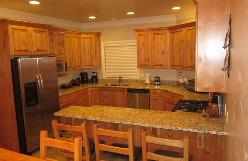 Ogden Condo | Fall Extreme Special! Snowbasin Lakeside Romantic Getaway. Hot Tub, Garage.
