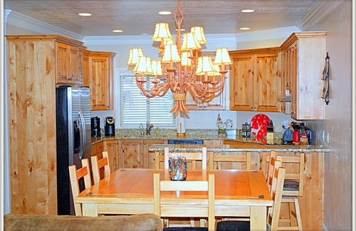 Ogden Condo | Fall Extreme Special! Snowbasin Lakeside Romantic Getaway. Hot Tub, Garage.