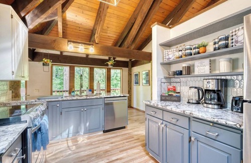 Beaverton Cabin | Fall Fall Forest Getaway | Fire Pit, BBQ & Forest Views