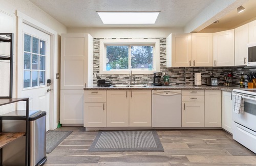 Marmot House | Fall family fun near Mt Hood with a hot tub! Hike! Bike! Ski!