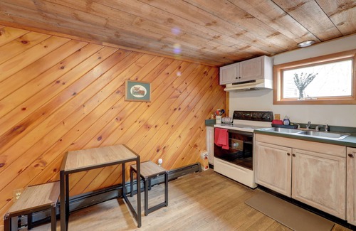 Remsen Cabin | Fall Festival Retreat: Cabin w/Deck & Yard!