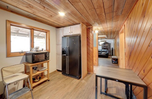 Remsen Cabin | Fall Festival Retreat: Cabin w/Deck & Yard!