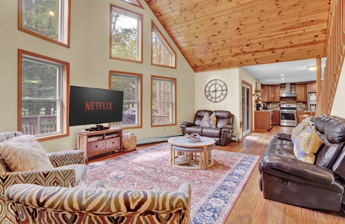 Gouldsboro Ski Chalet | Fall Foliage by the Lake: Hot Tub, Private Sauna, Pets OK! near Hiking & Parks