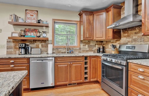 Gouldsboro Ski Chalet | Fall Foliage by the Lake: Hot Tub, Private Sauna, Pets OK! near Hiking & Parks