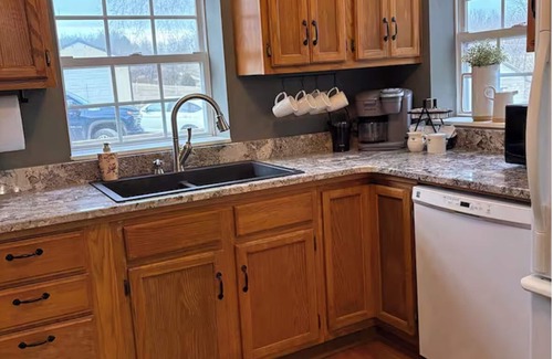Aldrich Cottage | Fall Foliage! Serenity Cottage on Stockton Lake. Walk to water Game Room Hot tub
