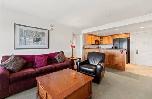 Stratton Mountain Condo | Fall Foliage 🍁 Special 🍁Stratton Slopeside Condo at The Landmark!