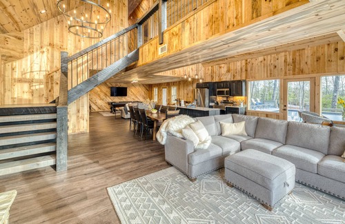 Unaka Cabin | Fall Foliage Views, Heated Pool, Outdoor Kitchen & Fireside Mountain Nights