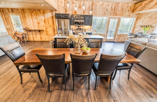 Unaka Cabin | Fall Foliage Views, Heated Pool, Outdoor Kitchen & Fireside Mountain Nights