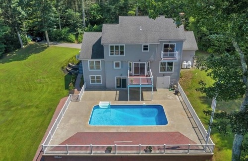 Jewett City Apartment | FALL FOLIAGE Waterfront lakehouse queen suite pool,kayaks,dock.By casinos,Mystic