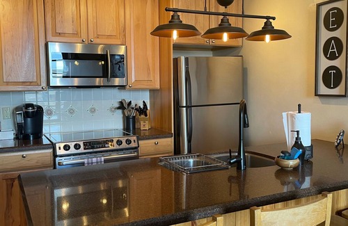 Downtown Asheville Condo | 🍁Fall for Asheville🍁 in this perfectly located downtown condo!